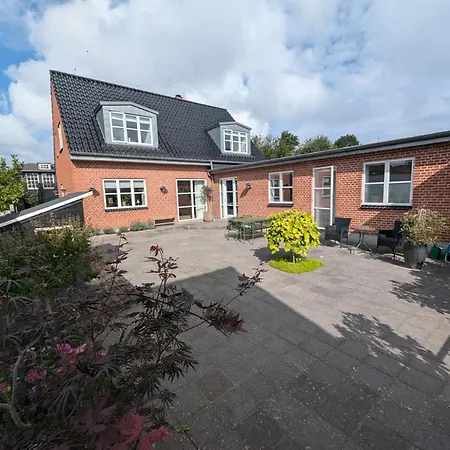 Charming Townhouse Of 173 M2 With Double Carport *